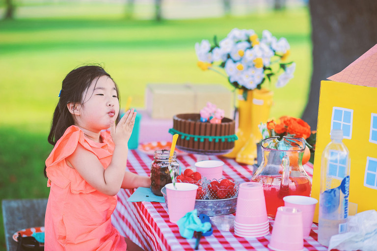 a peppa pig birthday party! more photos in the GREY MOSS journal! https://greymoss.com/kate-turns-four-a-peppa-pig-party