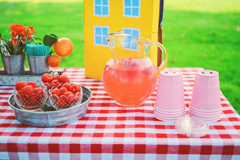 a peppa pig birthday party! more photos in the GREY MOSS journal! https://greymoss.com/kate-turns-four-a-peppa-pig-party