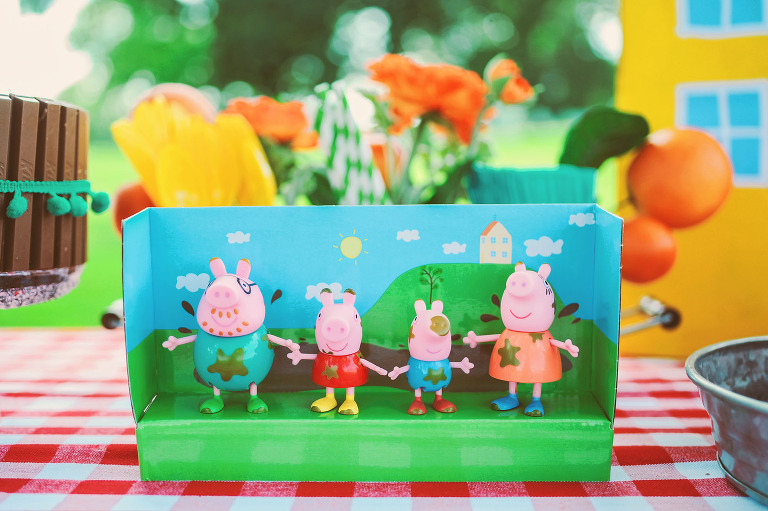 a peppa pig birthday party! more photos in the GREY MOSS journal! https://greymoss.com/kate-turns-four-a-peppa-pig-party