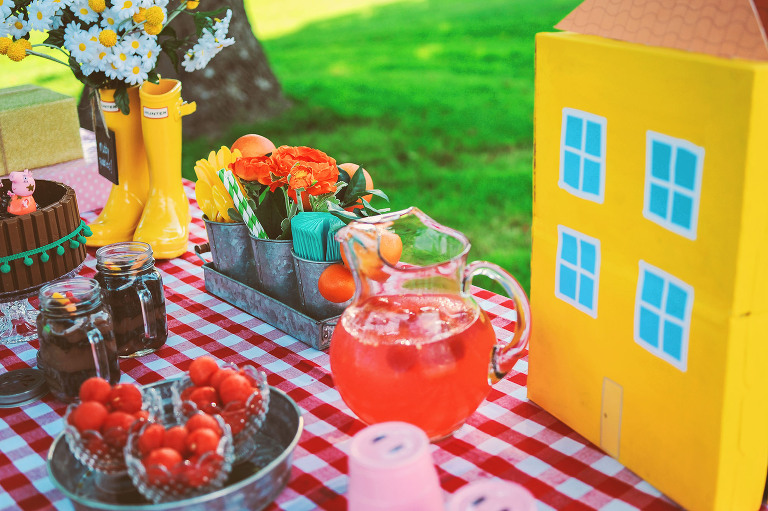 a peppa pig birthday party! more photos in the GREY MOSS journal! https://greymoss.com/kate-turns-four-a-peppa-pig-party