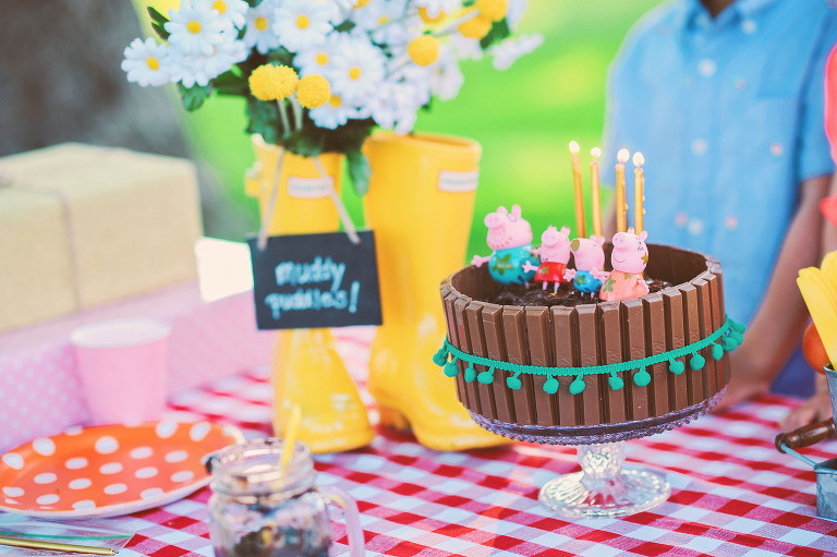 a peppa pig birthday party! more photos in the GREY MOSS journal! https://greymoss.com/kate-turns-four-a-peppa-pig-party