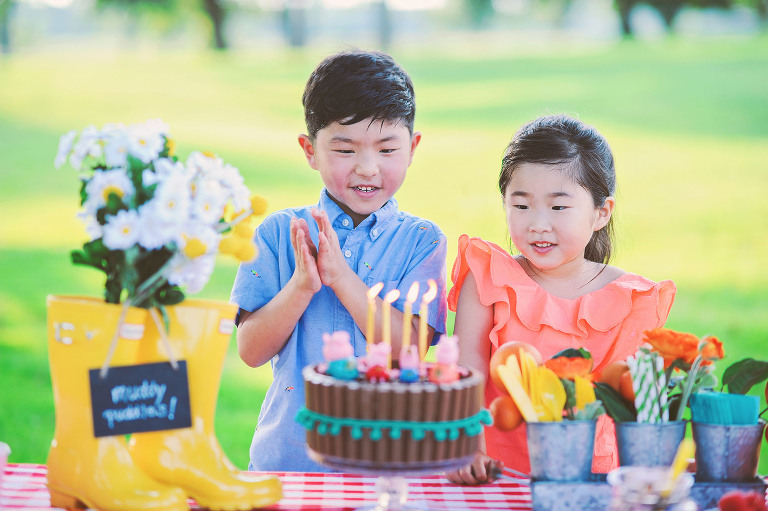 a peppa pig birthday party! more photos in the GREY MOSS journal! https://greymoss.com/kate-turns-four-a-peppa-pig-party