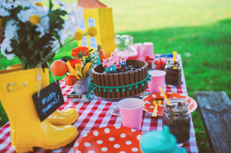 a peppa pig birthday party! more photos in the GREY MOSS journal! https://greymoss.com/kate-turns-four-a-peppa-pig-party