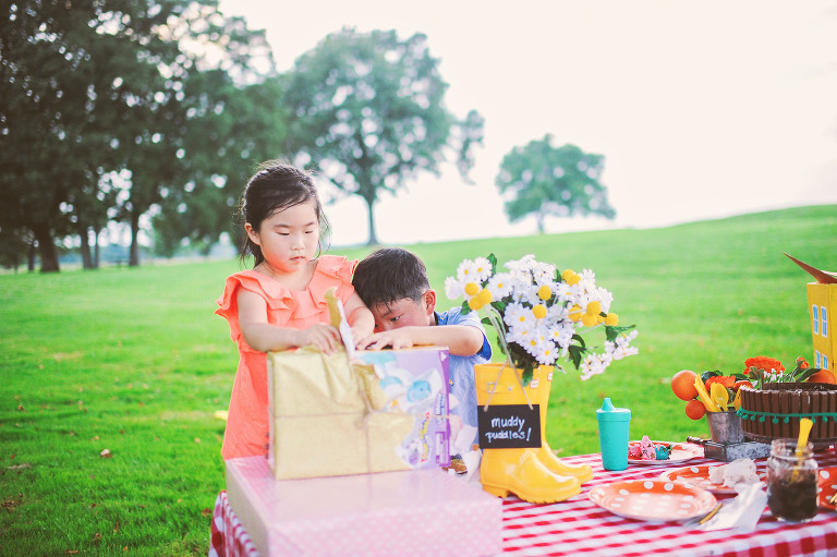 a peppa pig birthday party! more photos in the GREY MOSS journal! https://greymoss.com/kate-turns-four-a-peppa-pig-party