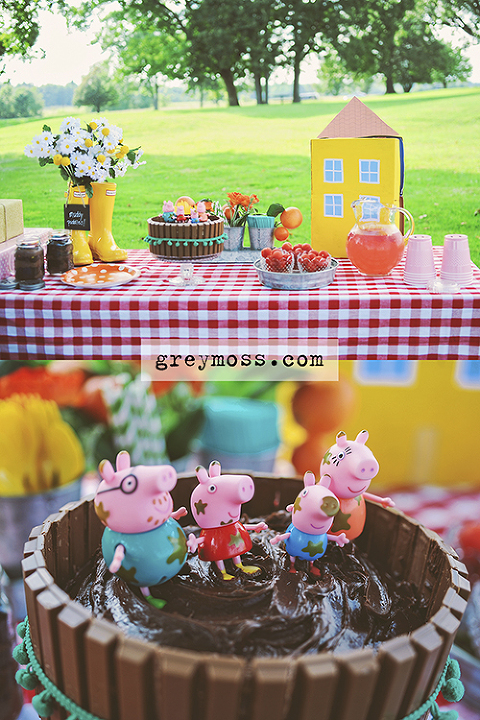 a peppa pig birthday party! more photos in the GREY MOSS journal! https://greymoss.com/kate-turns-four-a-peppa-pig-party