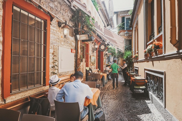 lake como, italy! more photos in the GREY MOSS journal! https://greymoss.com/weekend-at-lake-como-italy-a-leisurely-stroll-lunch