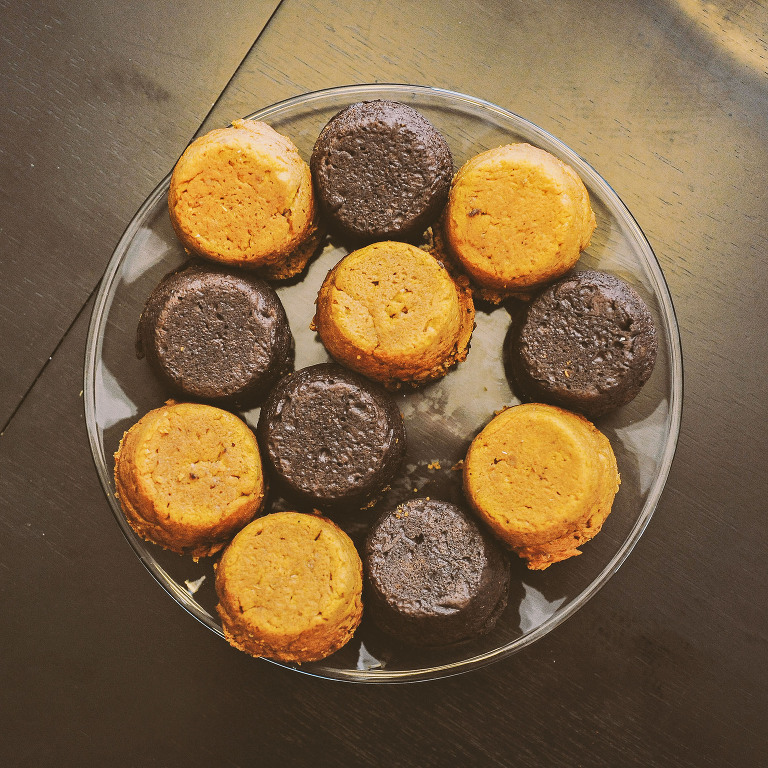 make these fun + easy pumpkin muffins! more photos in the GREY MOSS journal! https://greymoss.com/glittery-pumpkin-muffins