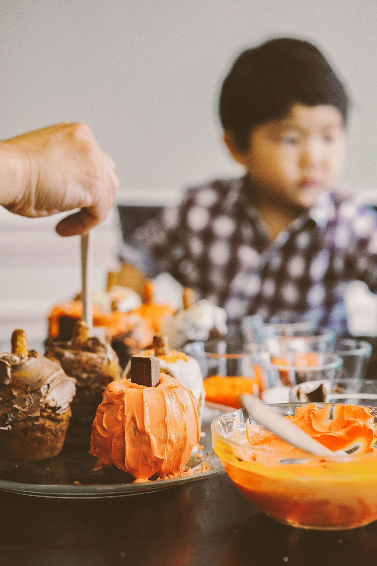 make these fun + easy pumpkin muffins! more photos in the GREY MOSS journal! https://greymoss.com/glittery-pumpkin-muffins