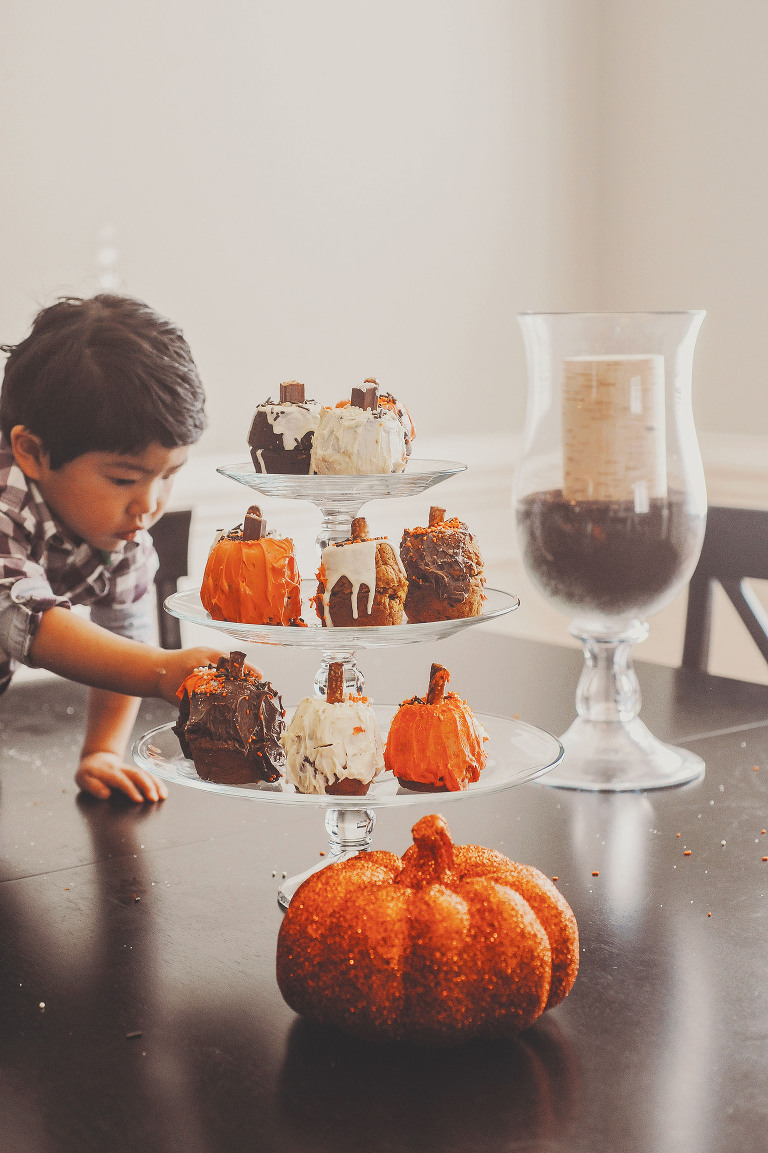 make these fun + easy pumpkin muffins! more photos in the GREY MOSS journal! https://greymoss.com/glittery-pumpkin-muffins