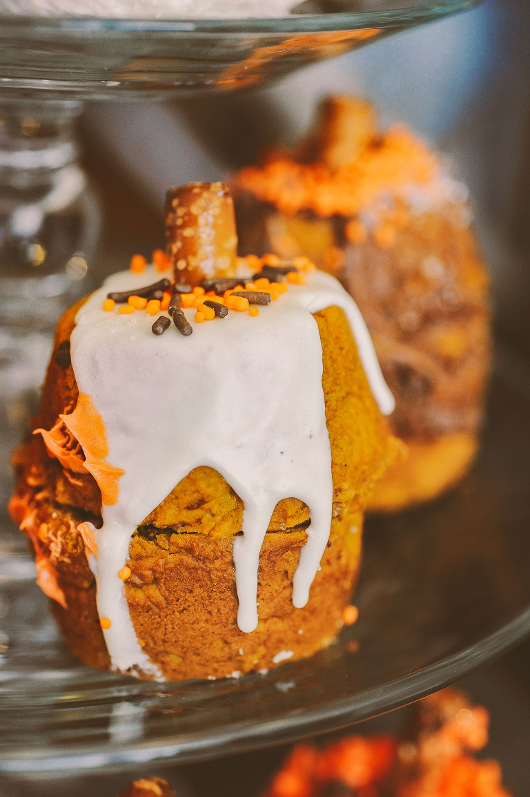 make these fun + easy pumpkin muffins! more photos in the GREY MOSS journal! https://greymoss.com/glittery-pumpkin-muffins
