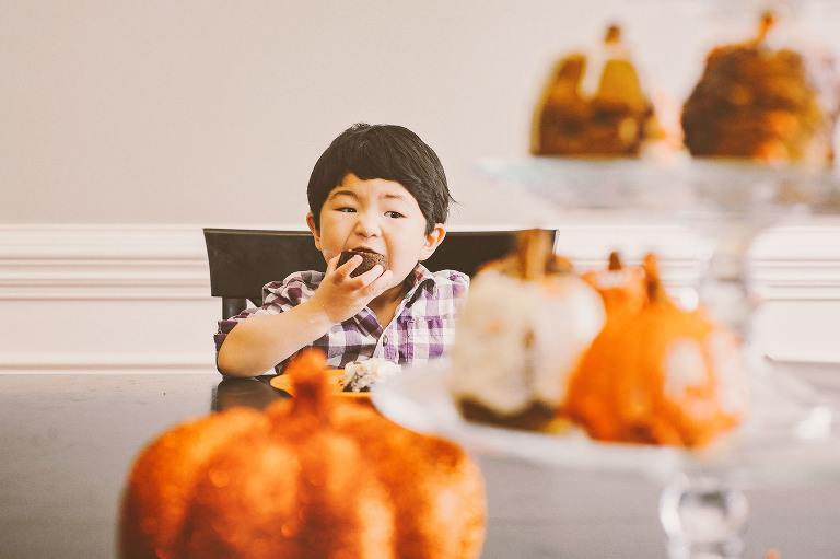 make these fun + easy pumpkin muffins! more photos in the GREY MOSS journal! https://greymoss.com/glittery-pumpkin-muffins