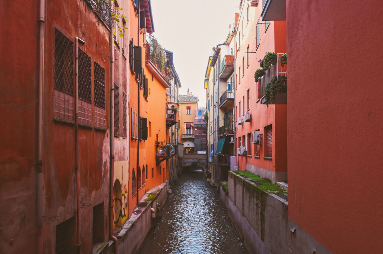 Eating bolognese pasta + visiting charming canals in Bologna, Italy! More photos: https://greymoss.com/bolognese-pasta-canals-in-bologna-italy/