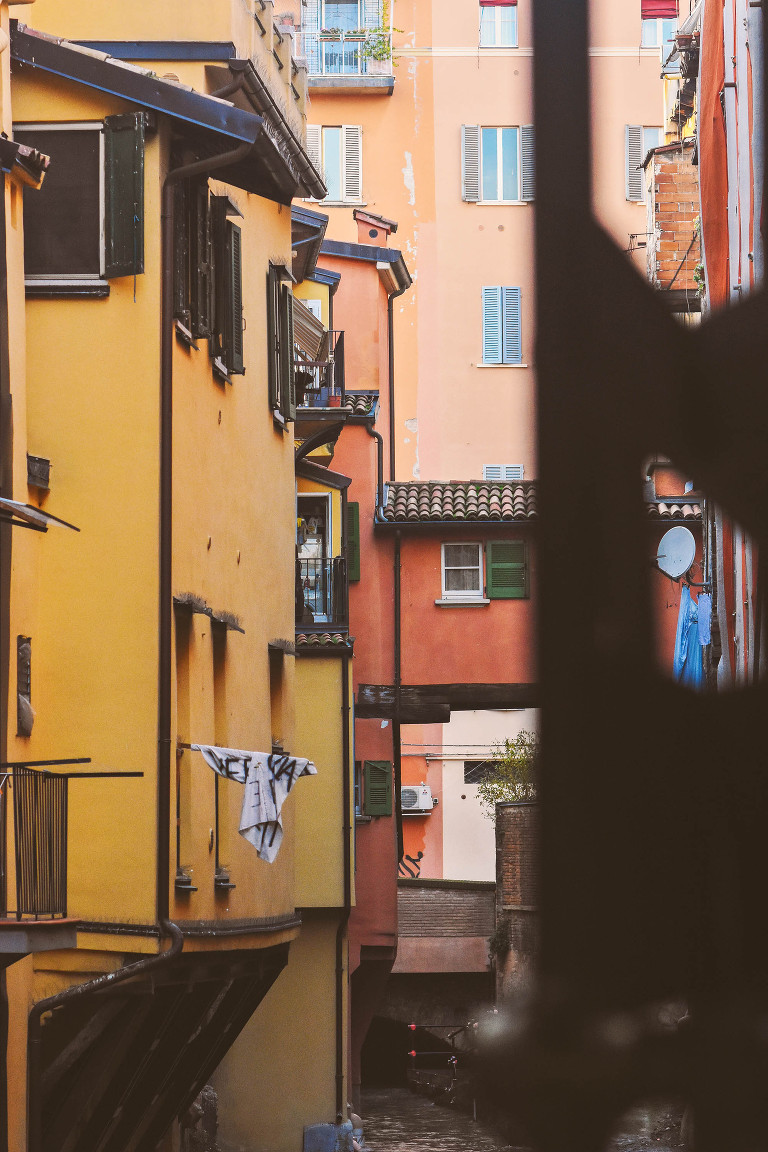 Eating bolognese pasta + visiting charming canals in Bologna, Italy! More photos: https://greymoss.com/bolognese-pasta-canals-in-bologna-italy/