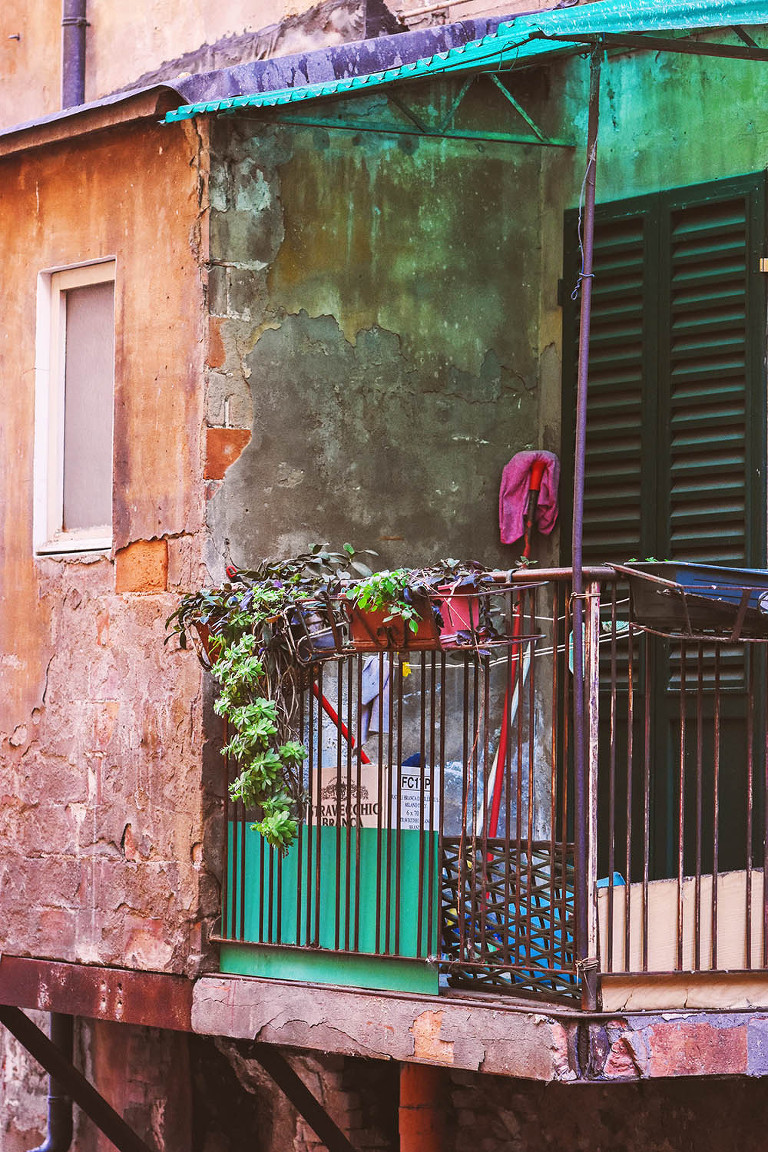 Eating bolognese pasta + visiting charming canals in Bologna, Italy! More photos: https://greymoss.com/bolognese-pasta-canals-in-bologna-italy/