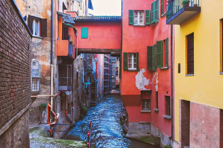 Eating bolognese pasta + visiting charming canals in Bologna, Italy! More photos: https://greymoss.com/bolognese-pasta-canals-in-bologna-italy/