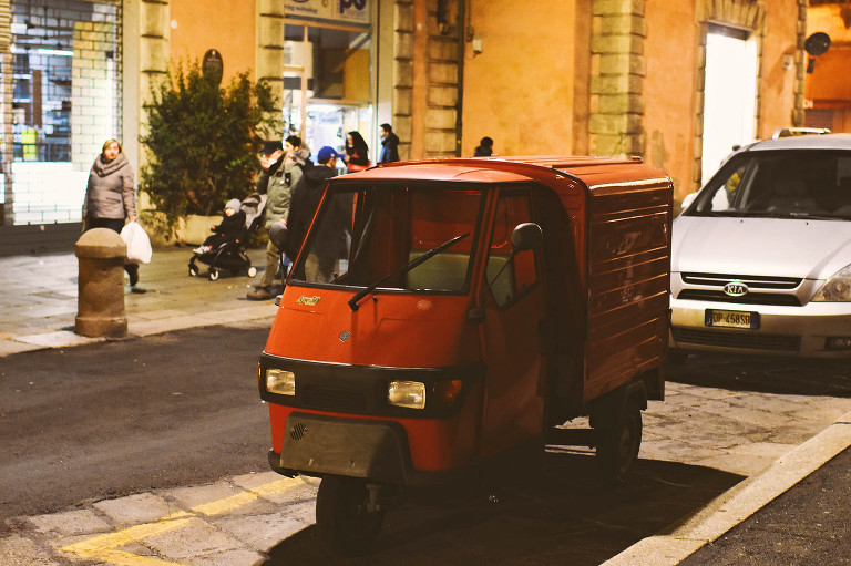 Eating bolognese pasta + visiting charming canals in Bologna, Italy! More photos: https://greymoss.com/bolognese-pasta-canals-in-bologna-italy/