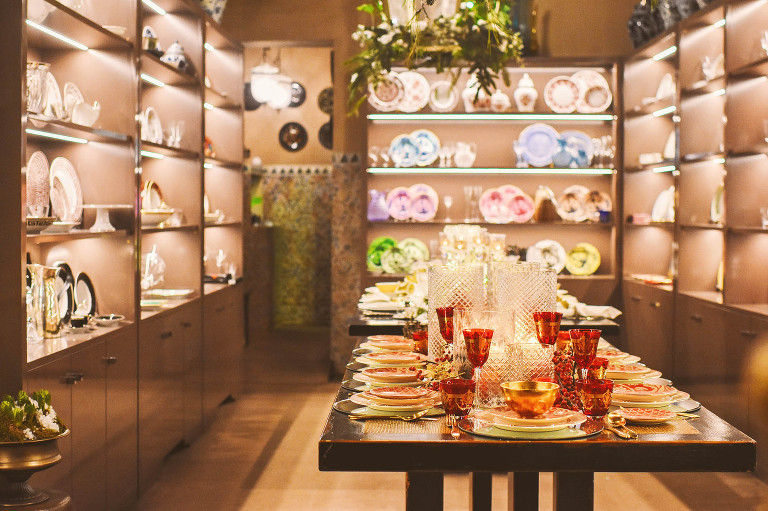 Eating bolognese pasta + visiting charming canals in Bologna, Italy! More photos: https://greymoss.com/bolognese-pasta-canals-in-bologna-italy/