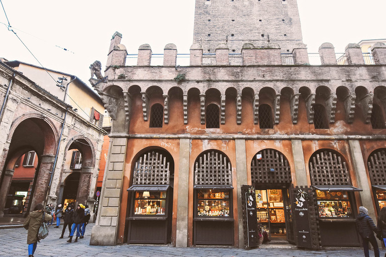 Eating bolognese pasta + visiting charming canals in Bologna, Italy! More photos: https://greymoss.com/bolognese-pasta-canals-in-bologna-italy/