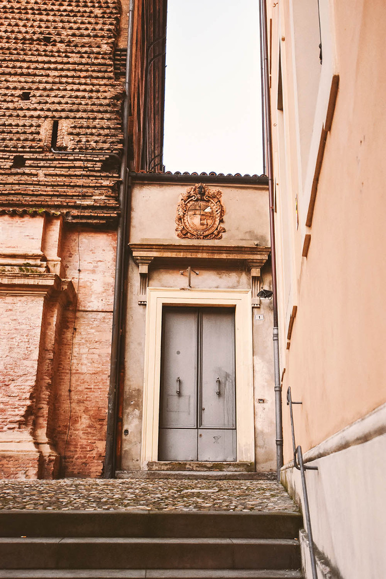 Eating bolognese pasta + visiting charming canals in Bologna, Italy! More photos: https://greymoss.com/bolognese-pasta-canals-in-bologna-italy/