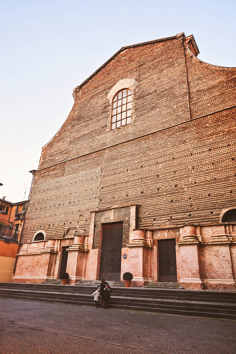 Eating bolognese pasta + visiting charming canals in Bologna, Italy! More photos: https://greymoss.com/bolognese-pasta-canals-in-bologna-italy/