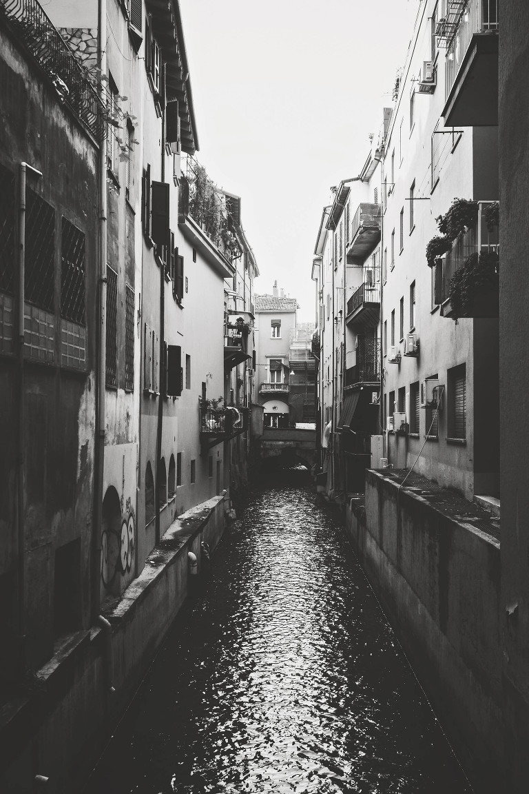 Eating bolognese pasta + visiting charming canals in Bologna, Italy! More photos: https://greymoss.com/bolognese-pasta-canals-in-bologna-italy/