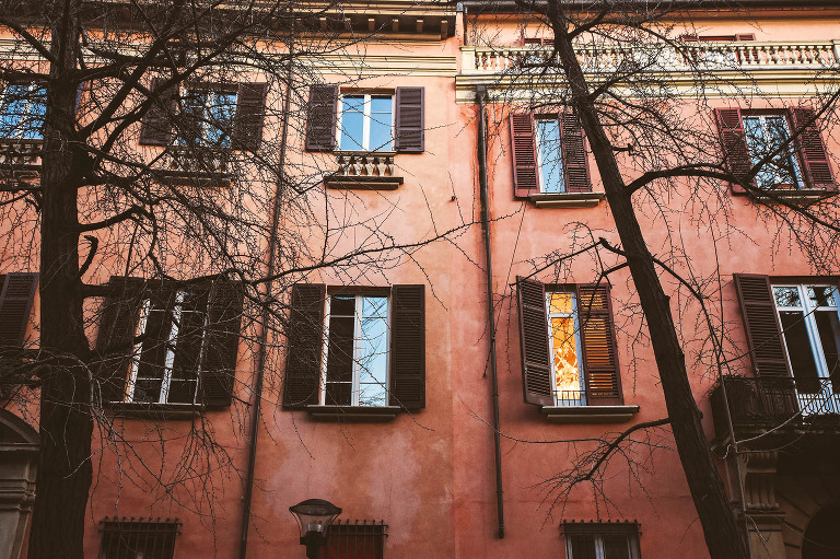 Eating bolognese pasta + visiting charming canals in Bologna, Italy! More photos: https://greymoss.com/bolognese-pasta-canals-in-bologna-italy/