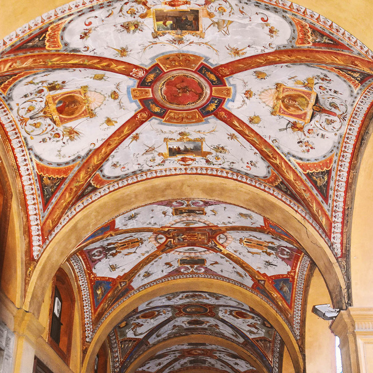 Eating bolognese pasta + visiting charming canals in Bologna, Italy! More photos: https://greymoss.com/bolognese-pasta-canals-in-bologna-italy/