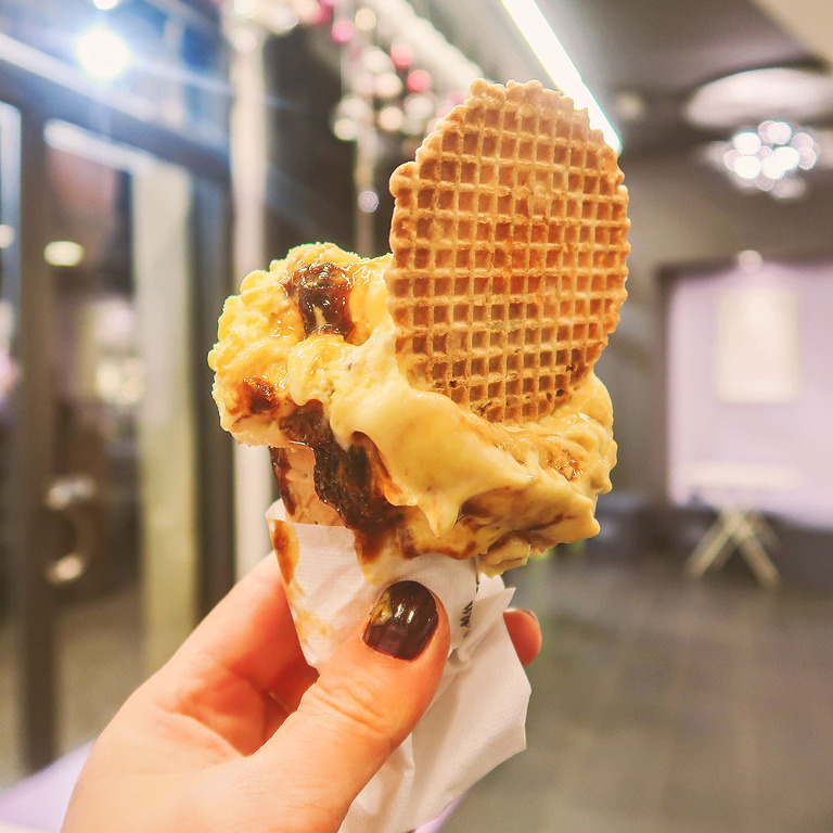 Eating bolognese pasta + visiting charming canals in Bologna, Italy! More photos: https://greymoss.com/bolognese-pasta-canals-in-bologna-italy/