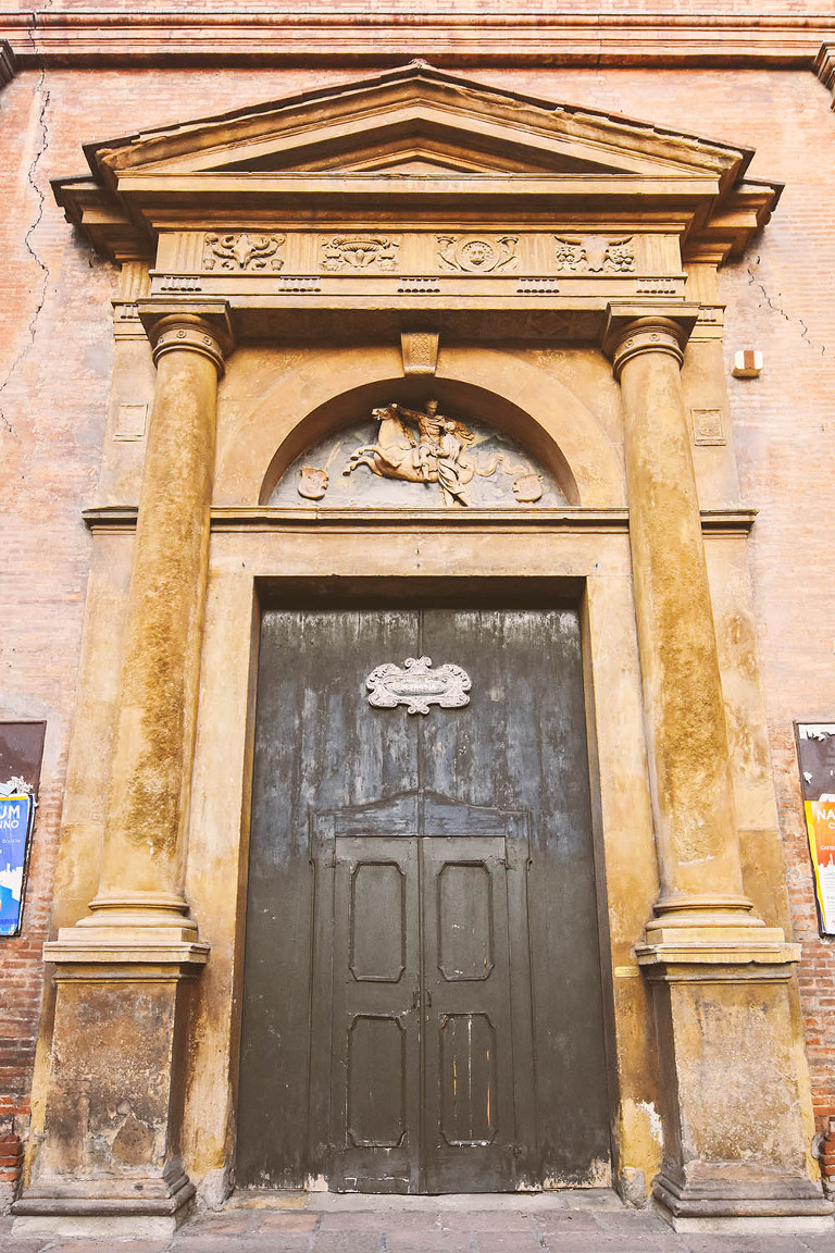 Eating bolognese pasta + visiting charming canals in Bologna, Italy! More photos: https://greymoss.com/bolognese-pasta-canals-in-bologna-italy/