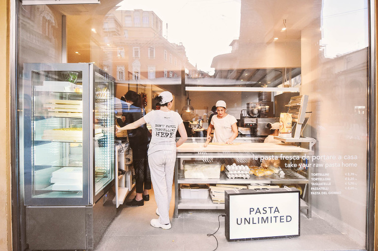 Eating bolognese pasta + visiting charming canals in Bologna, Italy! More photos: https://greymoss.com/bolognese-pasta-canals-in-bologna-italy/