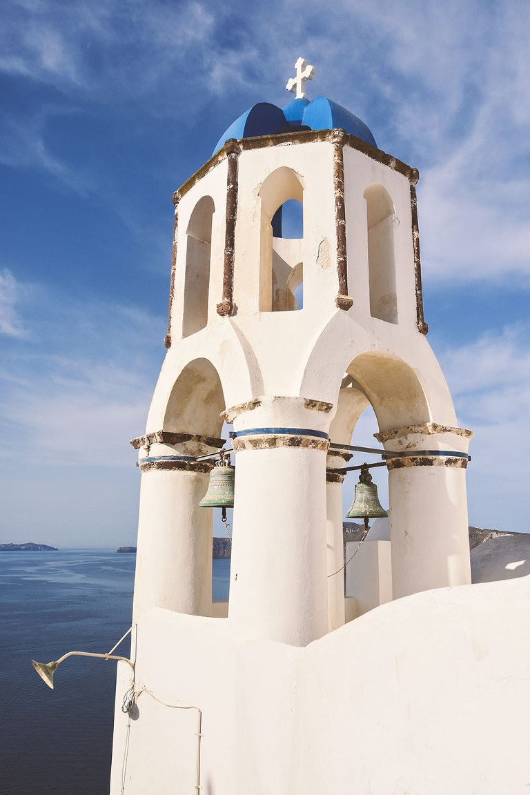 sunset dinner in santorini, greece! more photos in the journal: https://greymoss.com/santorini-greece-arrival-spectacular-sunset/ 